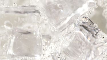 Crushed ice, grote ijsblokken, kauwbaar ijs (ja echt!): welke soort ijs gebruik je voor welk drankje?
