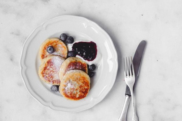 Syrniki | cottage cheese pancakes | cottage cheese pannenkoeken