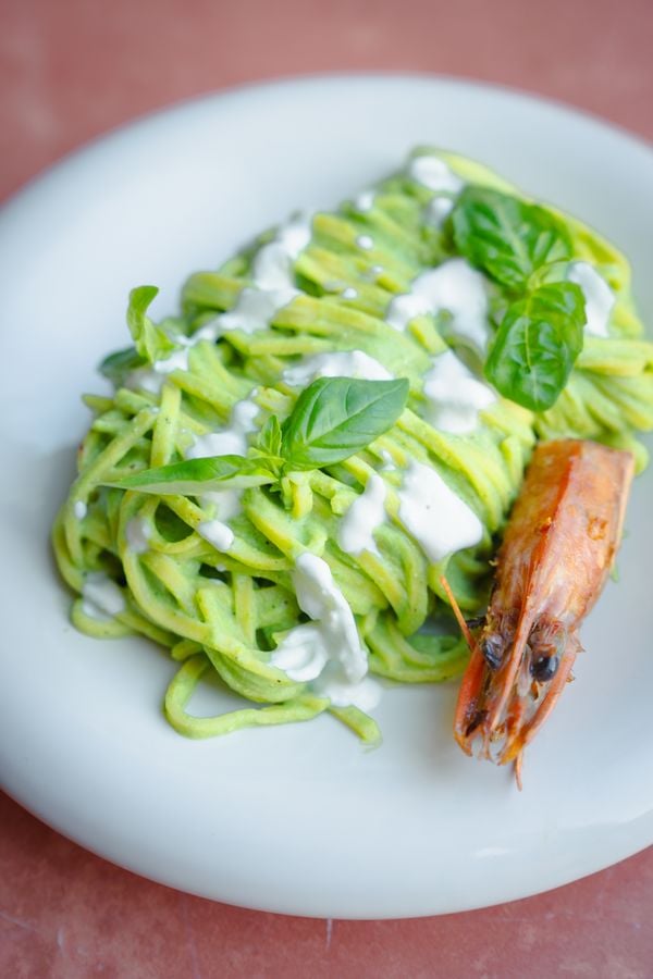 Pasta met garnalen en basilicum