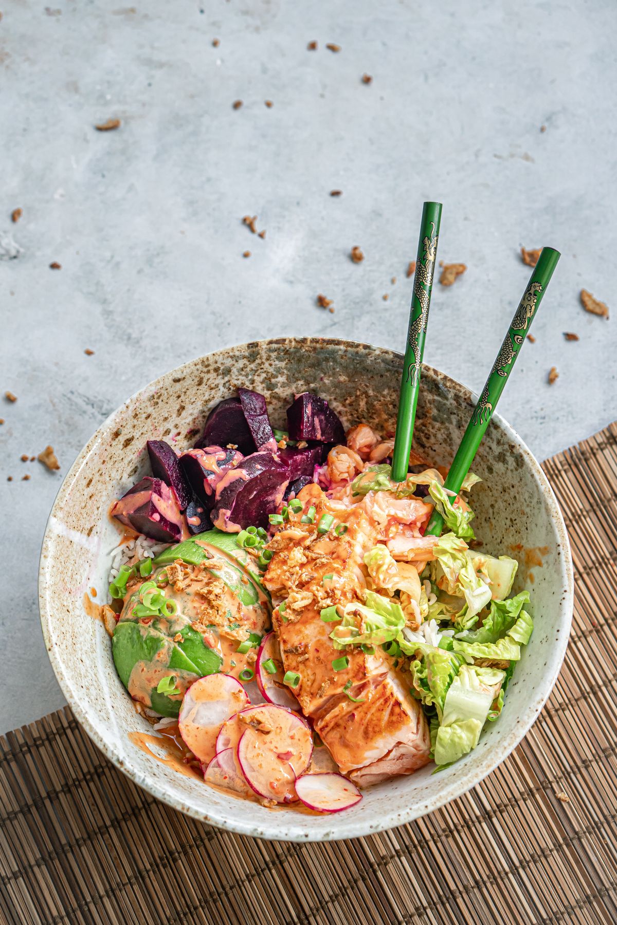 Simpele zalmbowl met bietjes, avocado en sambalmayonaise
