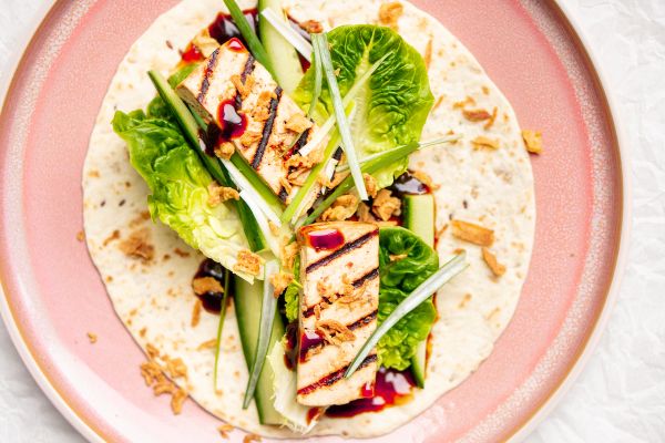 Gezonde wraps met tofu in hoisinsaus