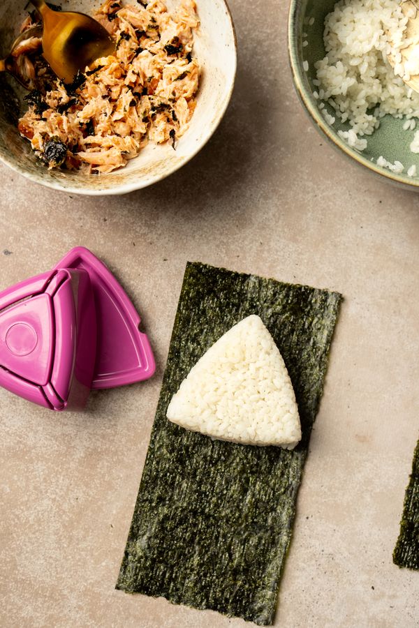 Onigiri met warmgerookte zalm