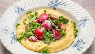 Polenta met doperwten en radijs