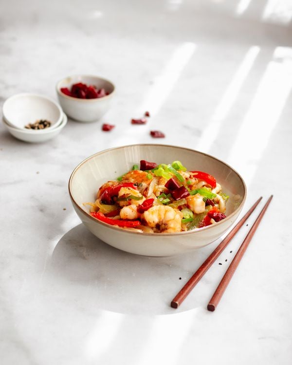 Udon noodles uit de wok met garnaal