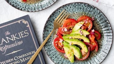 Simpele tomatensalade met avocado