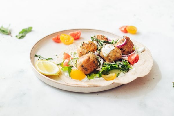 Wraps met kipgehakt | Wraps in Griekse stijl met kruidige kipgehaktballetjes en tzatziki