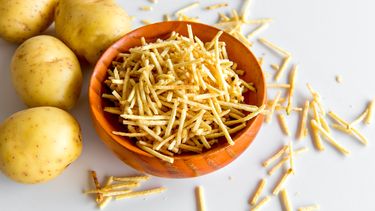 frietsticks aardappelen en bakje