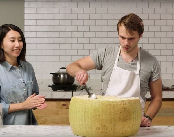 Pasta maken in een hele Parmezaanse kaas