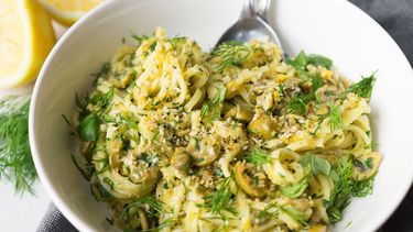 spaghetti met groene olijven en kruiden