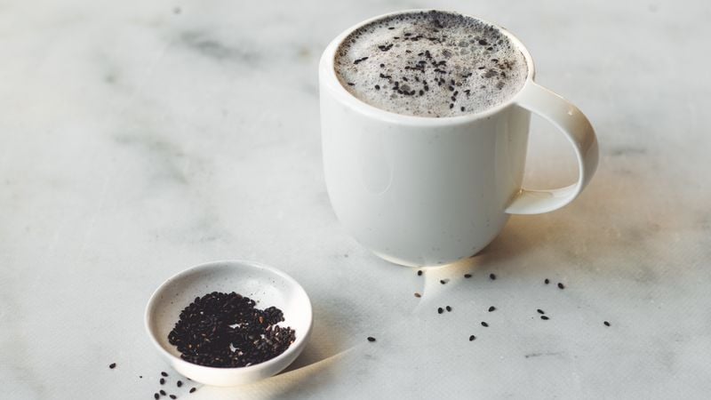 Zwarte sesam latte | black sesame latte | zwarte tahin latte | latte met zwarte tahin