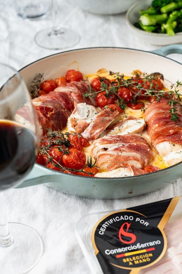 Gevulde kip met geitenkaas en Jamón ConsorcioSerrano uit de oven