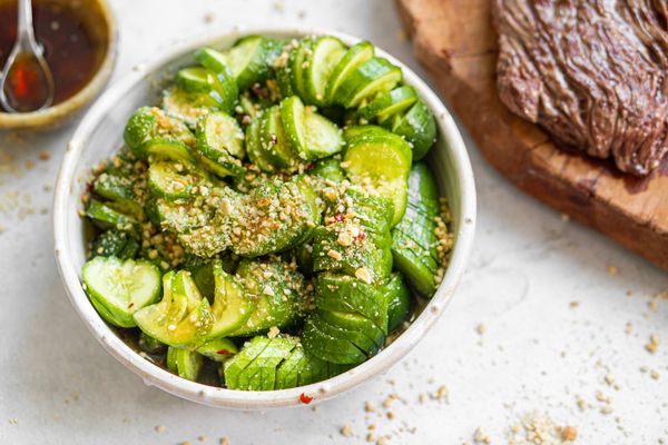 bbq salade met mini komkommer en Aziatische dressing