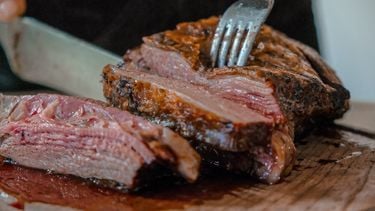 steak tegen de draad in snijden stock unsplash
