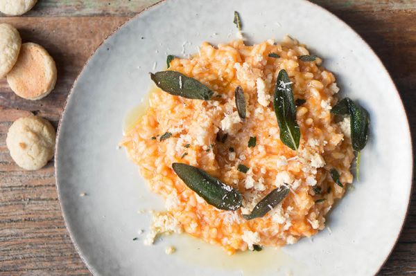 Pompoen risotto met bitterkoekjes