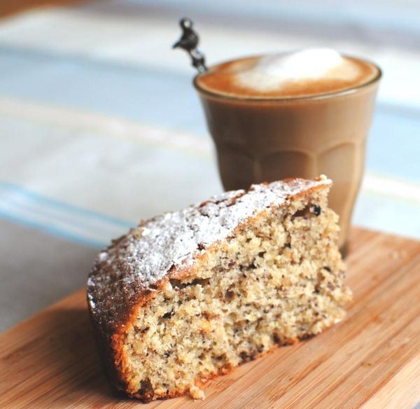 hazelnoottaart met een kop koffie