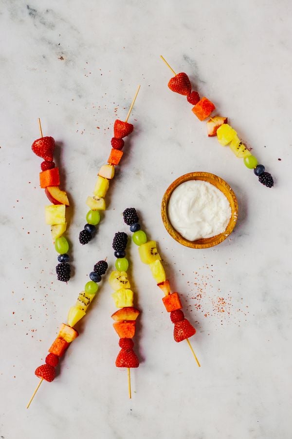 Regenboog fruitspiesjes maken