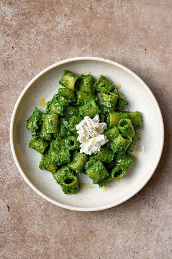 Groene pasta met boerenkoolsaus en ricotta