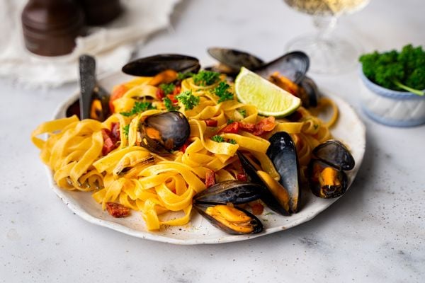 pasta met mosselen, chorizo en limoen