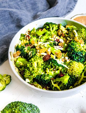 Broccolisalade Met Een Smaakvolle Miso Sinaasappeldressing Culy Nl