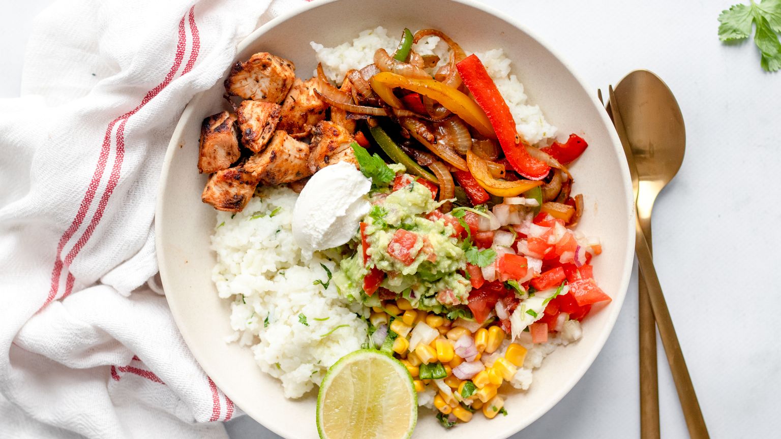 Burrito bowl met kip, limoen-korianderrijst en salsa’s