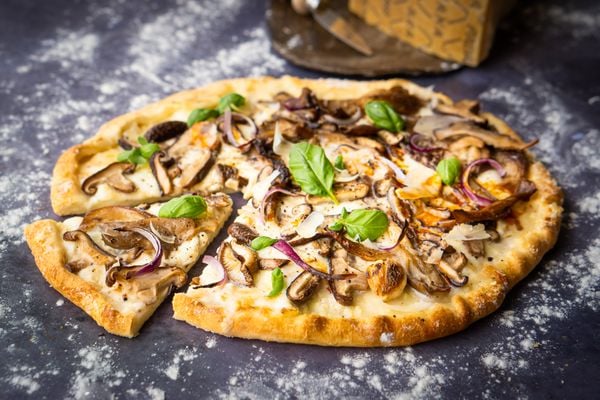 kaaspizza met Grana Padano, paddenstoelen en basilicum