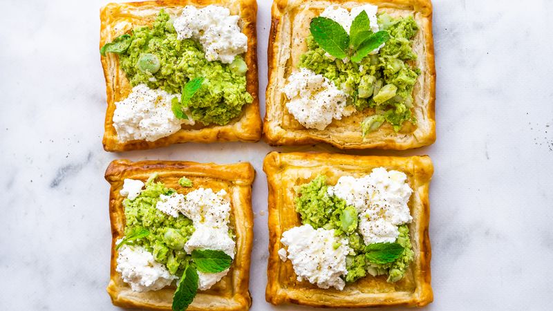 hartige bladerdeegtaartjes met ricotta, tuinbonen en munt