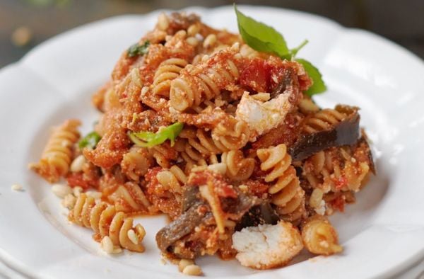 Een fantastische pasta met aubergine, tomaat & ricotta van Jamie Oliver