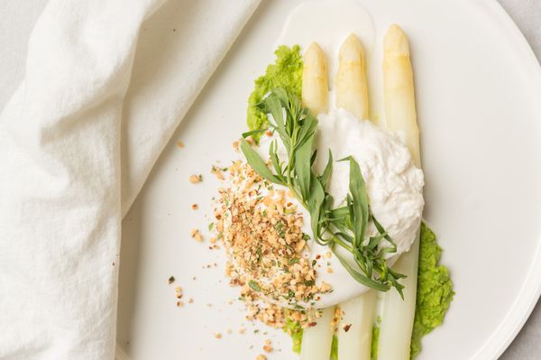 Afbeelding witte asperges met burrata recept