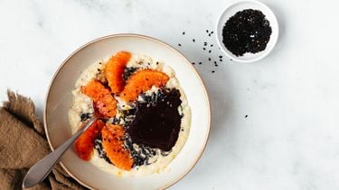Gezonde havermoutpap met bloedsinaasappel en zwarte tahin