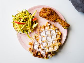 Chicken Waffles Met Appleslaw