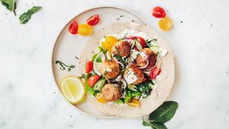 Wraps met kipgehakt | Wraps in Griekse stijl met kruidige kipgehaktballetjes en tzatziki