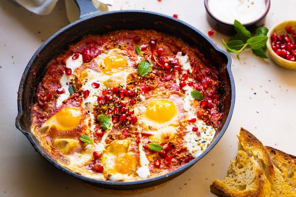 Shakshuka met granaatappel, za'atar, yoghurt en munt