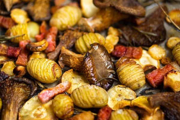 herfstige traybake met krieltjes, pastinaak en oesterzwammen