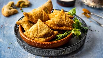 Indiase samosa met groene erwten en aardappel