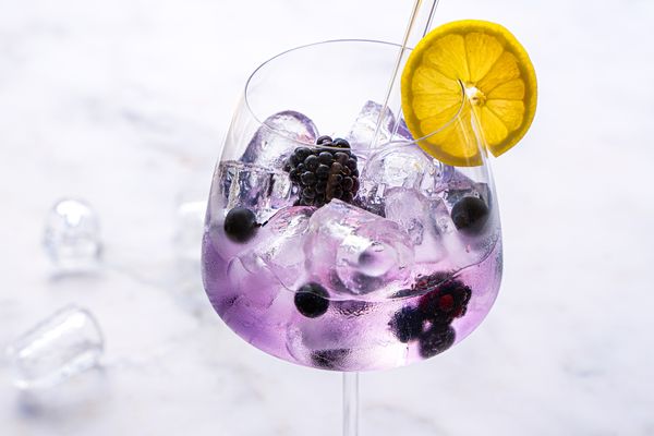 paarse gin tonic met de Blackcurrant Royale gin van Tanqueray