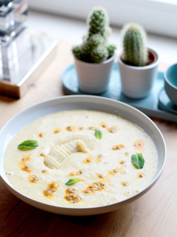 Image of a smoothie bowl with almond milk, mango, banana, passion fruit and mint