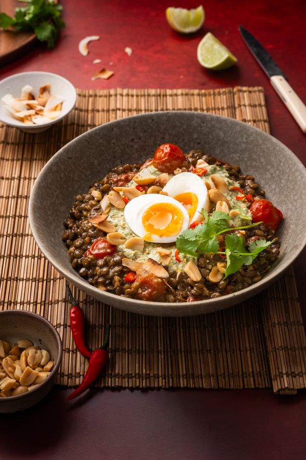 Linzencurry met korianderchutney en pinda