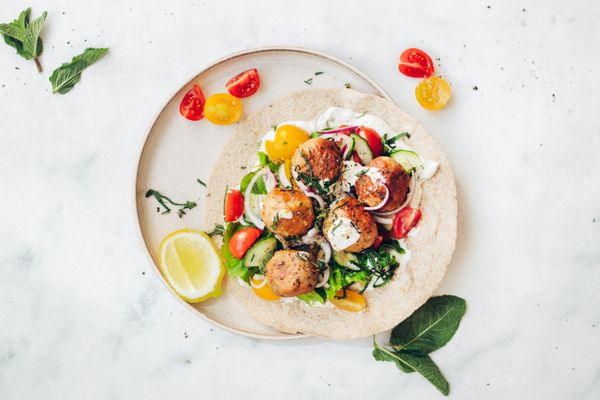 Wraps met kipgehakt | Wraps in Griekse stijl met kruidige kipgehaktballetjes en tzatziki