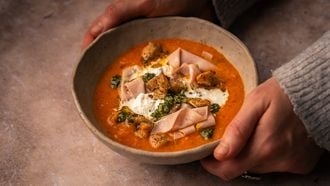 tomatensoep met burrata, pesto en mortadella