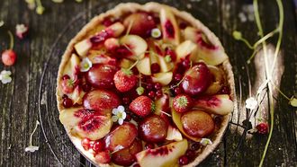 Frisse zomertaart met banketbakkersroom en fruit van Gartine