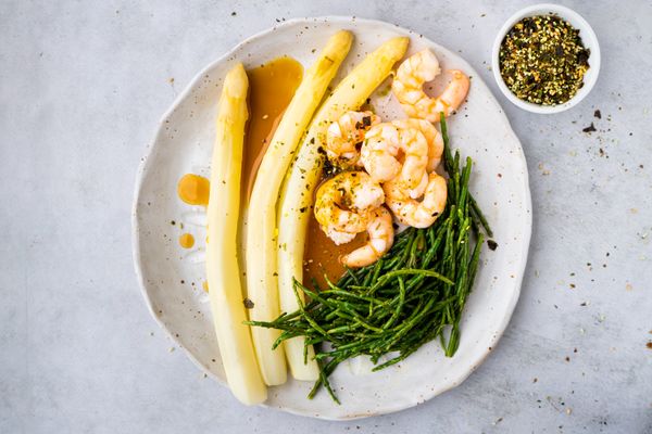 asperges met een Japanse twist (asperges met sojasaus beurre blanc, garnalen en furikake)