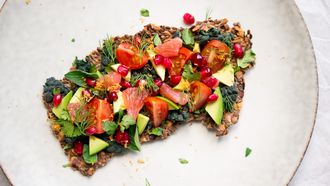 Gezonde crackers met avocado en tomaat
