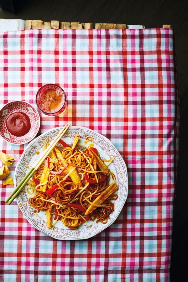 Lo mein met paprika en srirachasaus