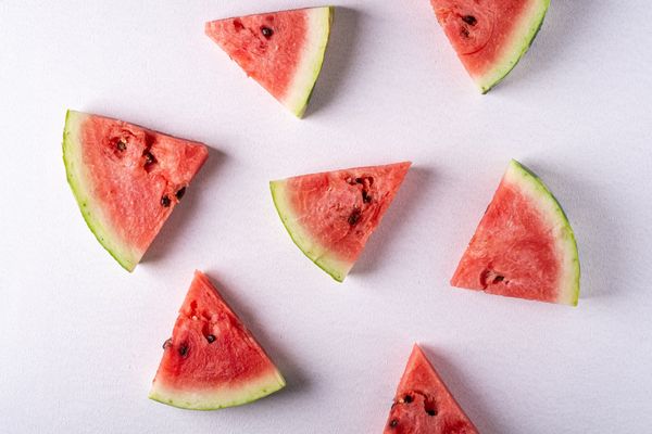 Afbeelding van watermeloen met schil eten