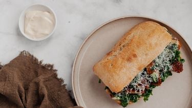 Hoagie | Broodje boerenkool-caesarsalade met krokante kip