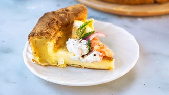 hartige Dutch baby met gerookte zalm, zure room en citroen