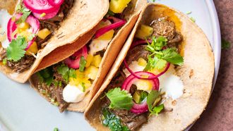 Taco's met barbacoa en ananas