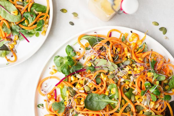 vegan noedelsalade met zoete aardappel