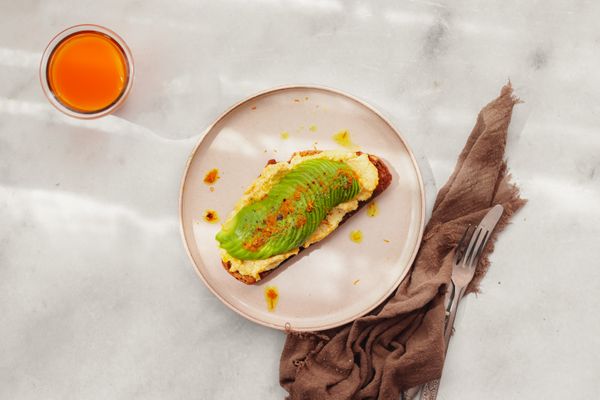 Broodje met avocado en ei | avocado toast met ei