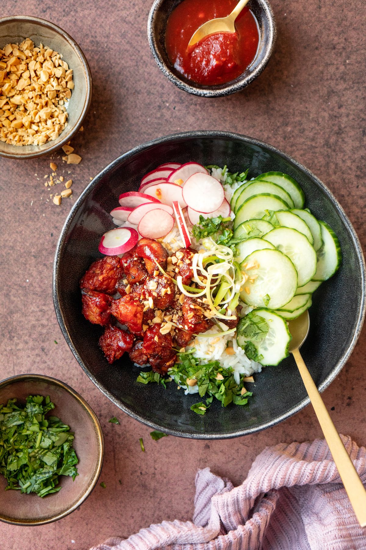 Rijstbowl met krokante tempeh in gochujang